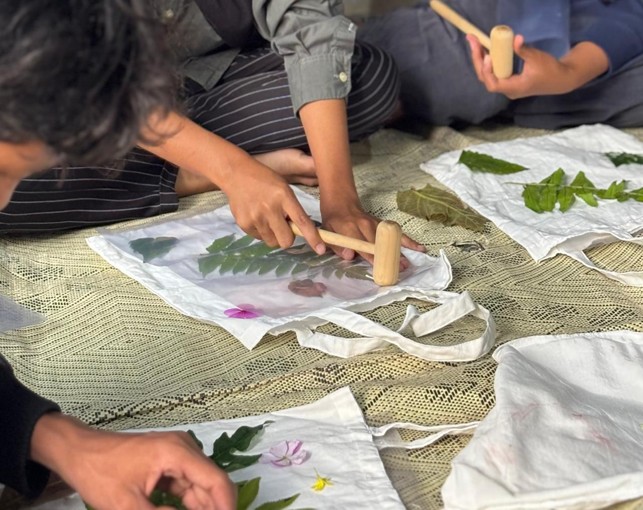 Pukul Daun Jadi Cuan, KKN UNISA Latih Ecoprint