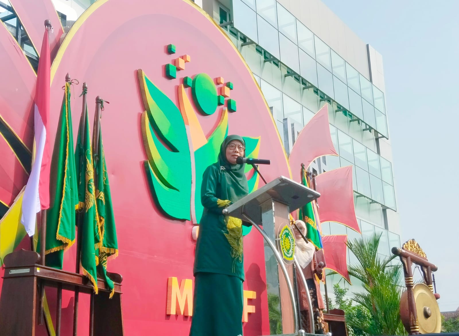 Gubah Lagu Di Sini Senang, Salmah Orbayinah Ajak Maba Unisa Jadi Generasi Unggul Berdampak