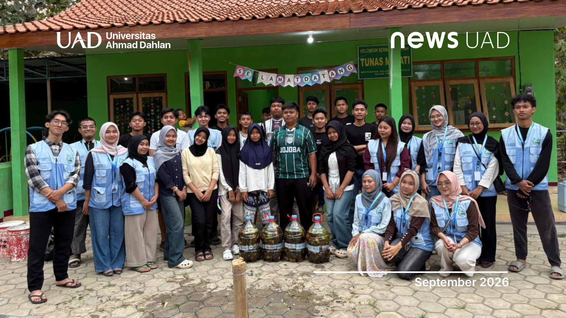 Tim MeRAMU IMM Farmasi UAD Gelar Pelatihan Pembuatan Pupuk Organik Cair di Mentobayan